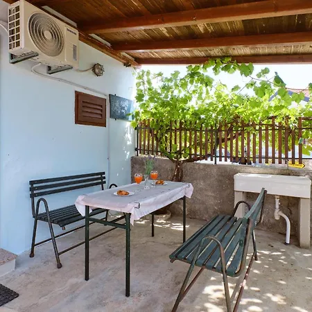 1 Bedroom Cozy Apartment In Stivan Apartmán *