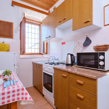 Apartmán 1 Bedroom Cozy Apartment In Stivan Štivan
